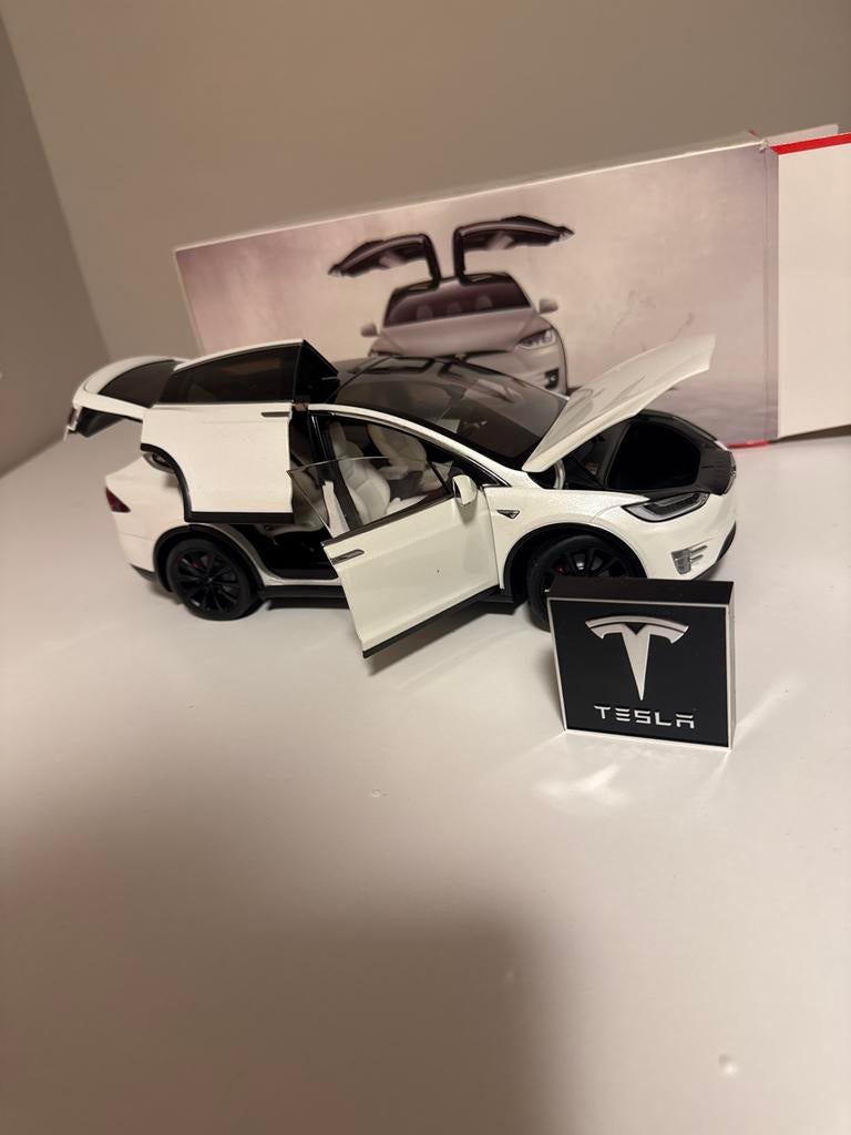 Tesla Model X wit 1:18 in doos, Ophalen of Verzenden, Zo goed als nieuw, Auto, Overige merken