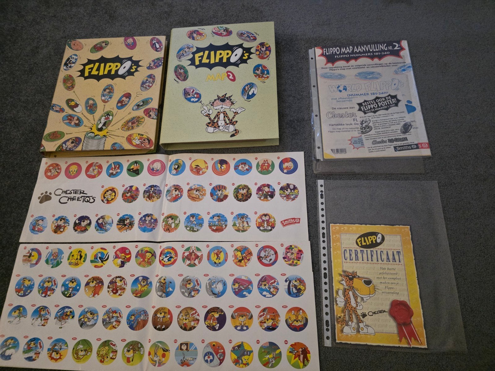Complete flippo mappen set 1&2  met extra's en certificaat!, Ophalen of Verzenden, Spiek, Verzameling, Met verzamelmap(pen)