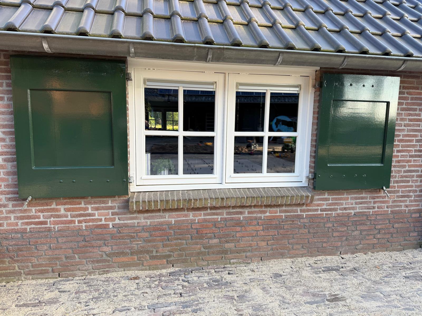 Kozijn met 2x uitzet ramen en 2x luiken nieuw geschilderd, Doe-het-zelf en Verbouw, Glas en Ramen, Ophalen, Gevelraam of Ruit