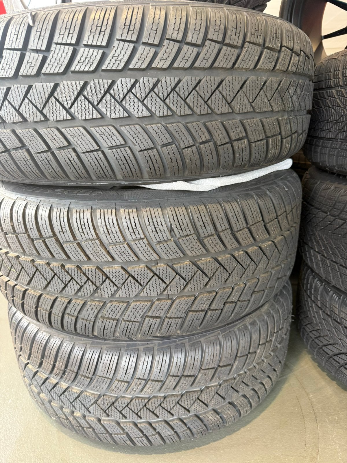 Volvo EX40 / XC40 winterset origineel, 19 inch, Banden en Velgen, Nieuw, 235 mm