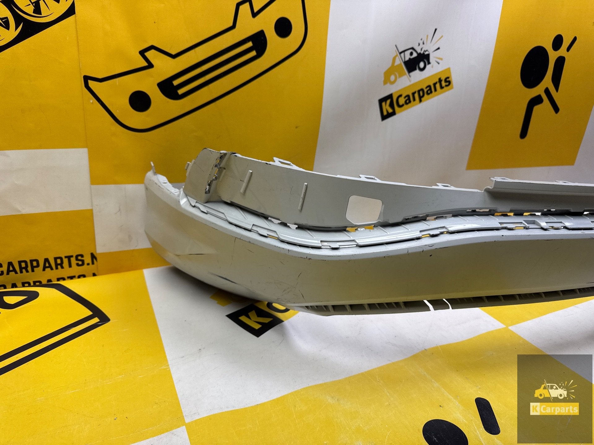 Bumperlijst achterbumper Audi E Tron 4KE PDC 4KE807833, Gebruikt, AUDI AG, Auto-Union-Strasse 1
85045  Ingolstadt, DE, Bumper
