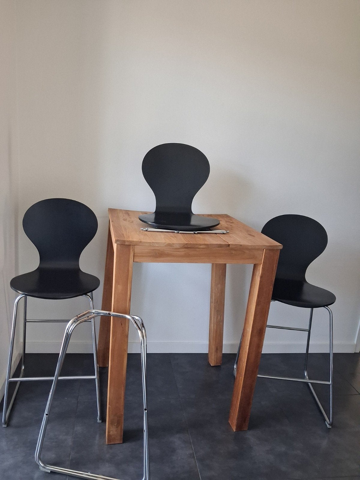 Moderne zwarte barkrukken met een tafel, Ophalen, Gebruikt, Met voetsteun, 60 tot 90 cm