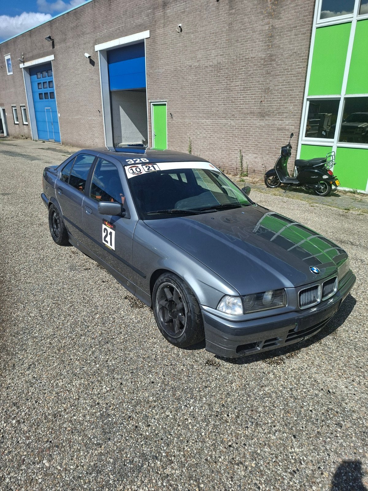 BMW 325i e36 met schroefkooi en kenteken