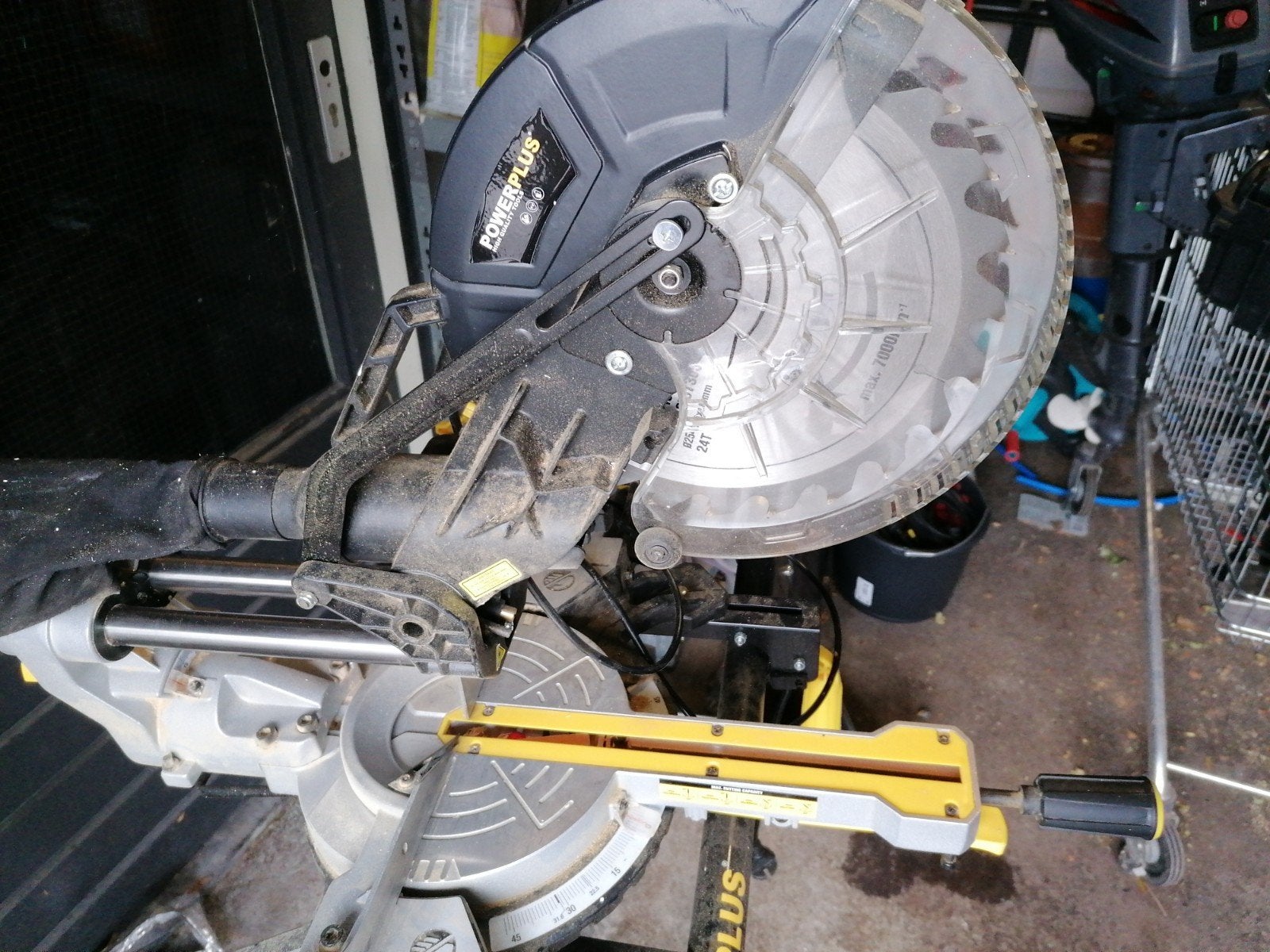 Powerplus Afkortzaag met onderstel - Zo goed als nieuw, Doe-het-zelf en Verbouw, Gereedschap | Zaagmachines, Ophalen, 70 mm of meer