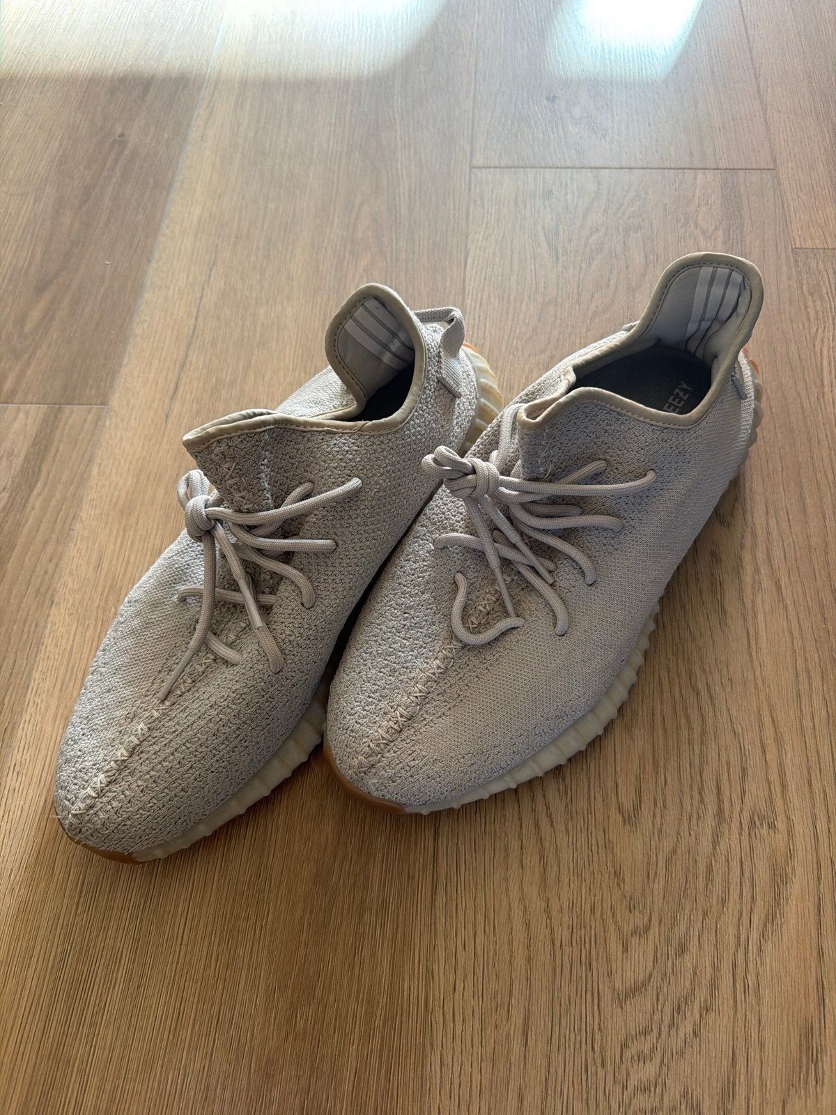 Adidas Yeezy Boost 350 V2 Light - Maat 46, Kleding | Heren, Ophalen of Verzenden, Zo goed als nieuw, Overige kleuren, Sneakers of Gympen