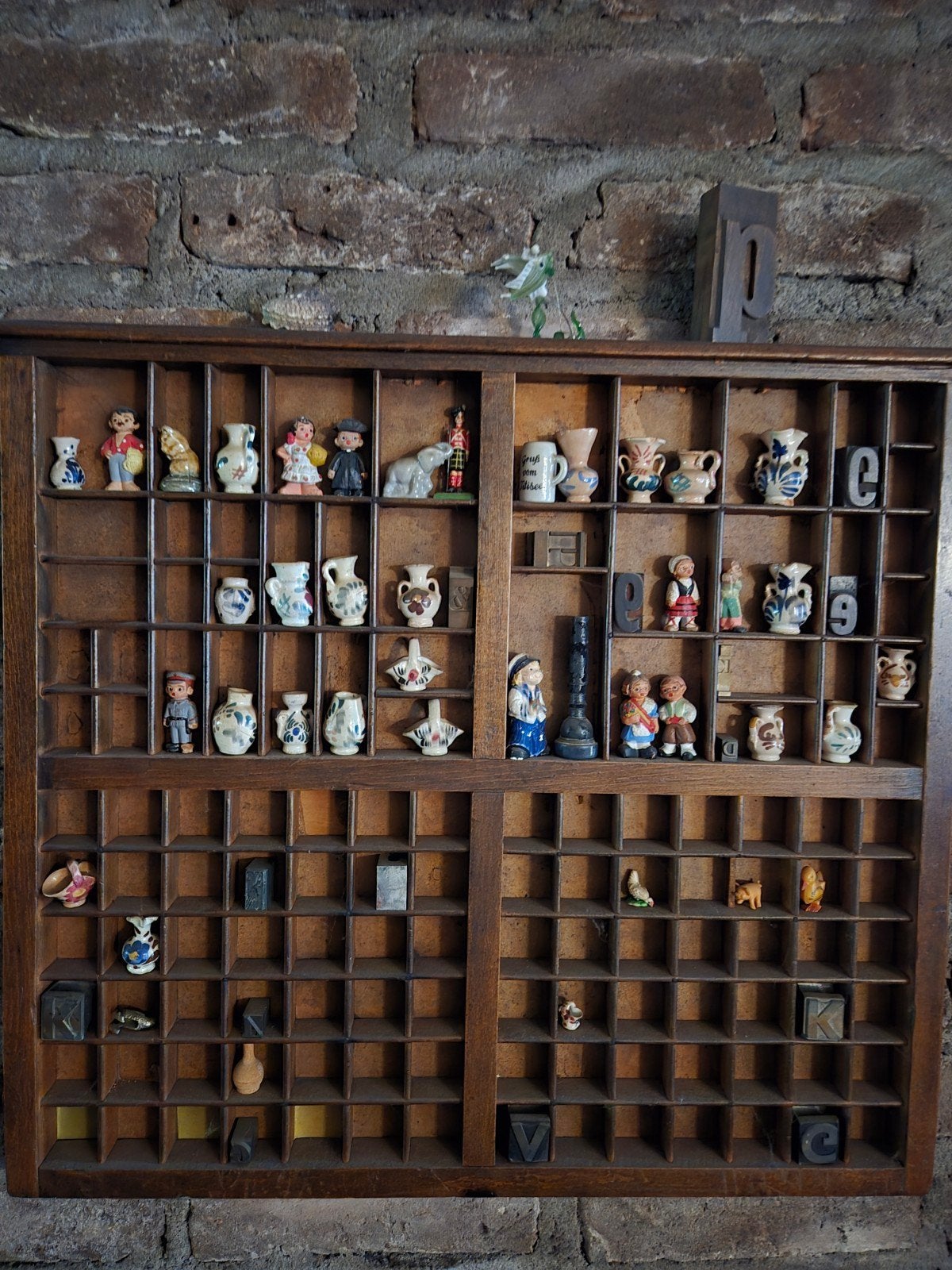 Antieke letterbak met diverse miniatuur beeldjes, Ophalen of Verzenden
