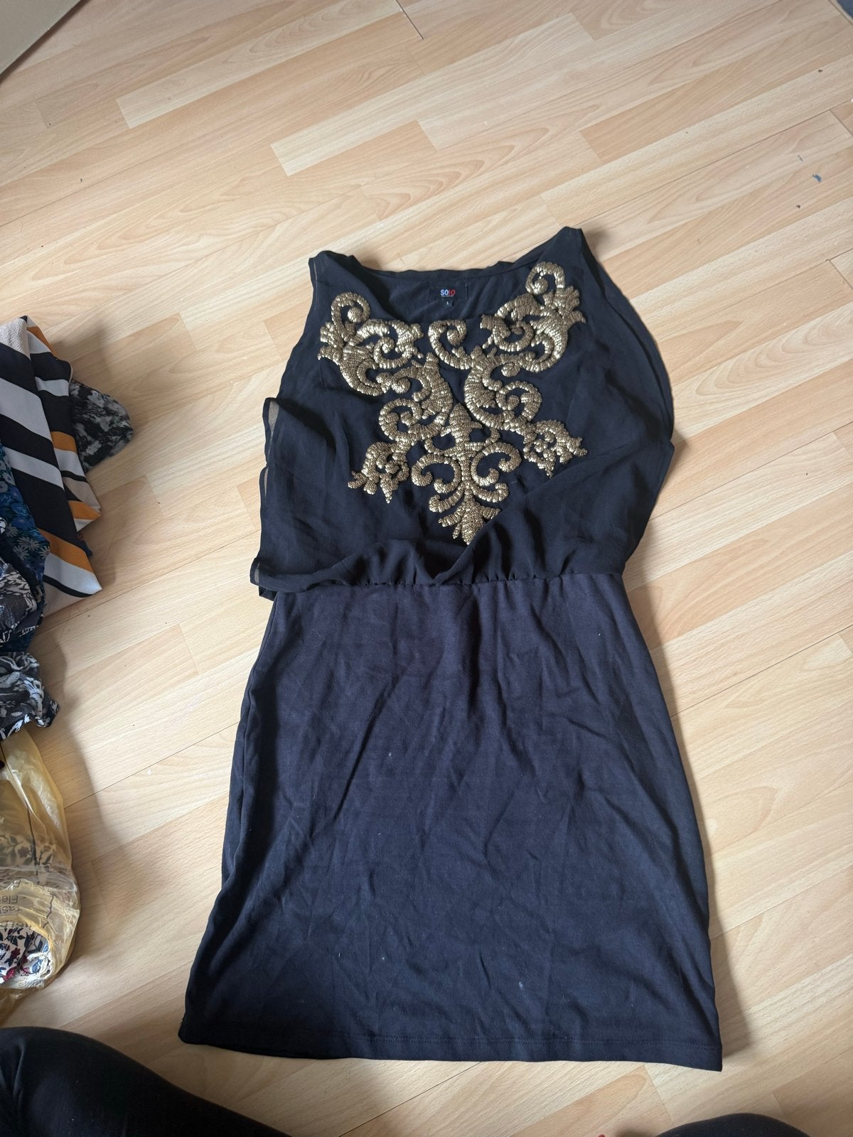 Zwart jurkje met gouden borduursels, Kleding | Dames, Jurken, Ophalen, Zwart, Maat 42/44 (L), Gedragen