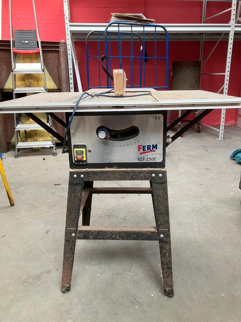 Een zaagtafel FERM, werkend, staat in de weg, Doe-het-zelf en Verbouw, Gereedschap | Zaagmachines, Ophalen, Gebruikt, Cirkelzaag