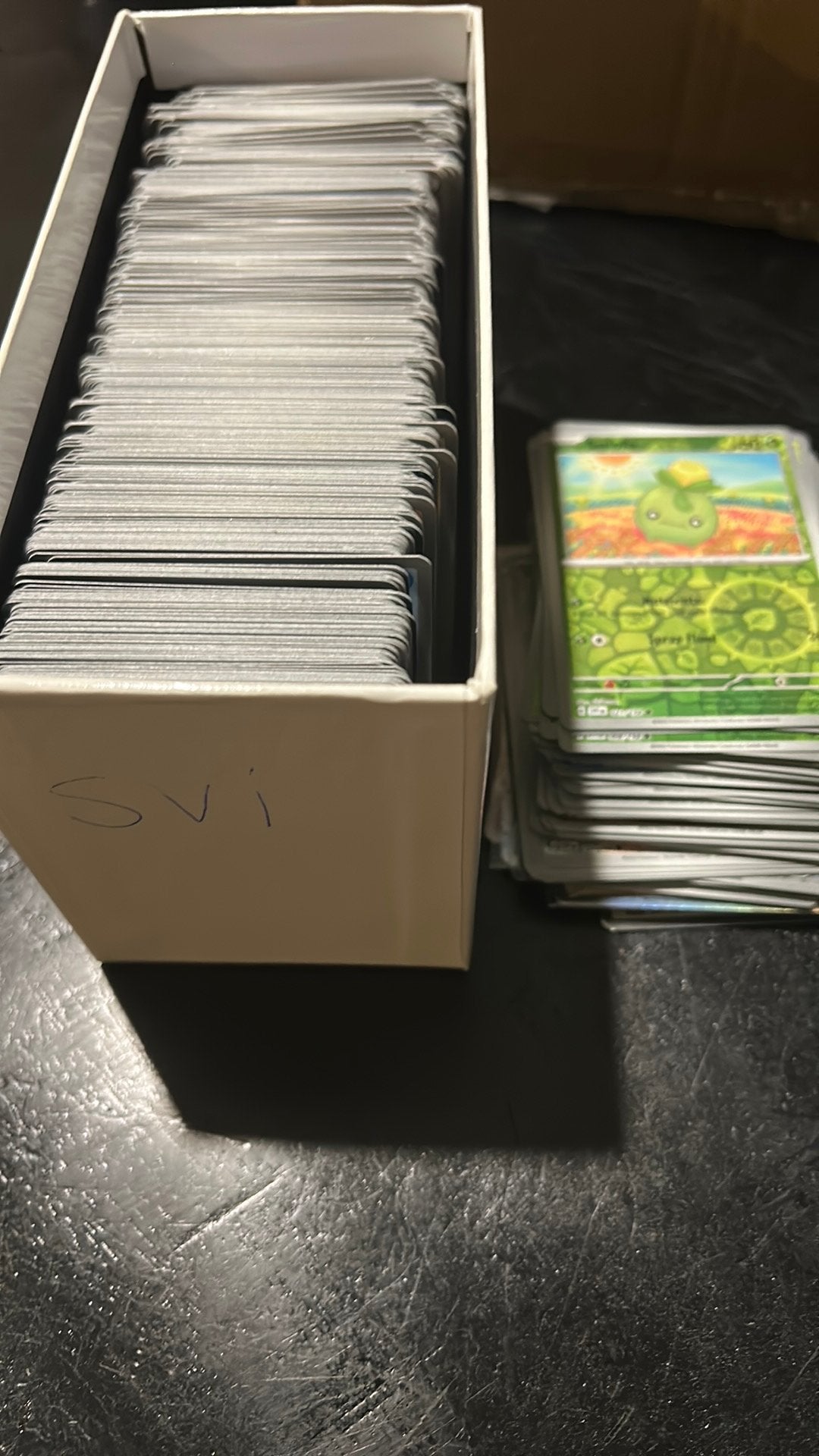 600 kaarten bulk scarlet violet base set, Ophalen, Zo goed als nieuw, Meerdere kaarten