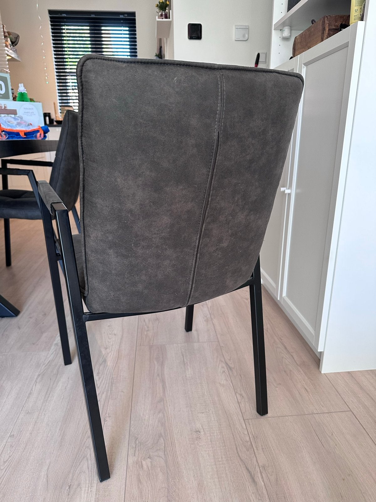 4 eettafel stoelen - 2x grijs, 2x bruin - Zo goed als nieuw, Ophalen, Overige kleuren, Zo goed als nieuw, Vier