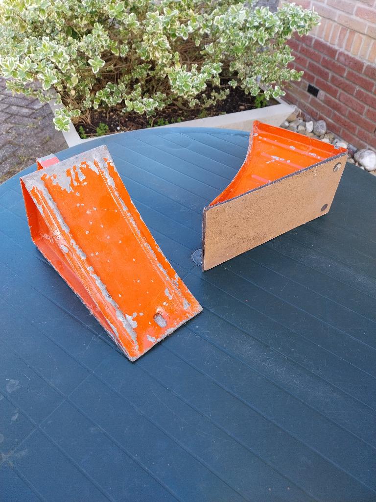 Keggen voor trailer of caravan., Ophalen