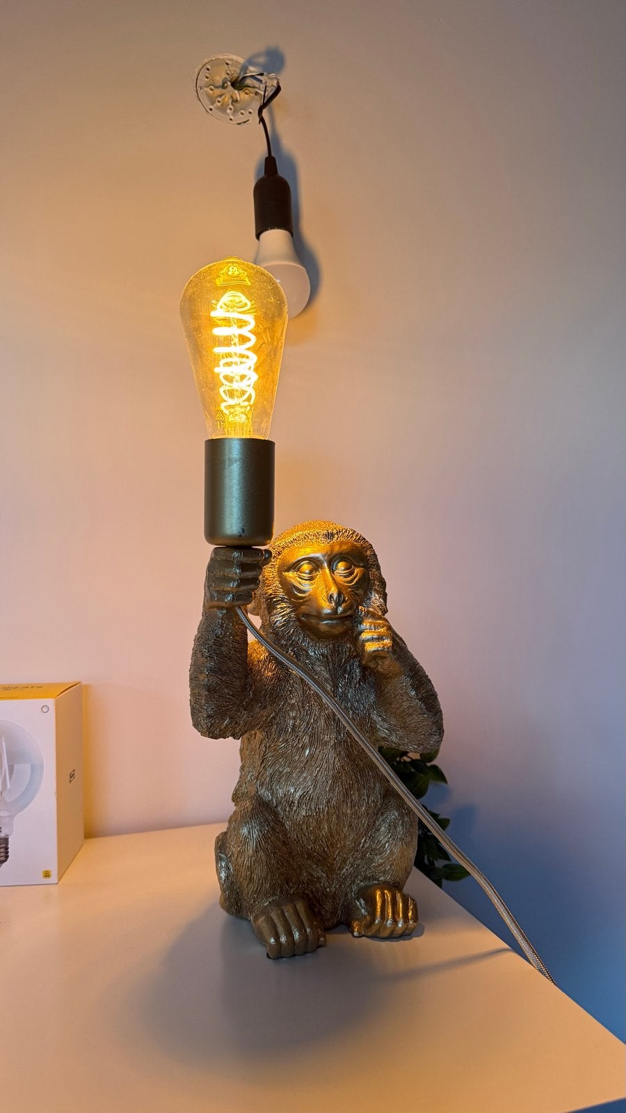 Gouden Aap Lamp - Unieke Decoratie met Kleine Beschadiging, Ophalen, Overige merken, Gebruikt, Kunststof