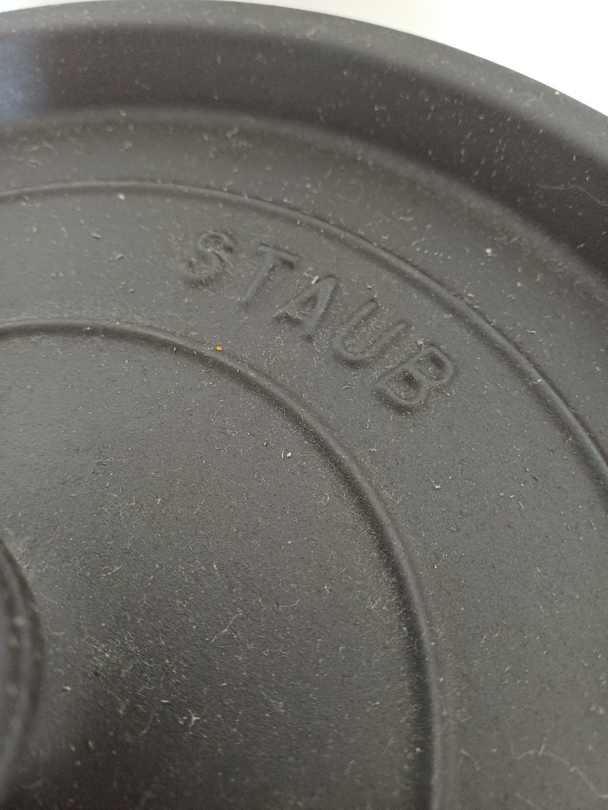 Staub Gietijzeren Braadpan - 26cm, Ophalen, Gebruikt, Met deksel, Braadpan