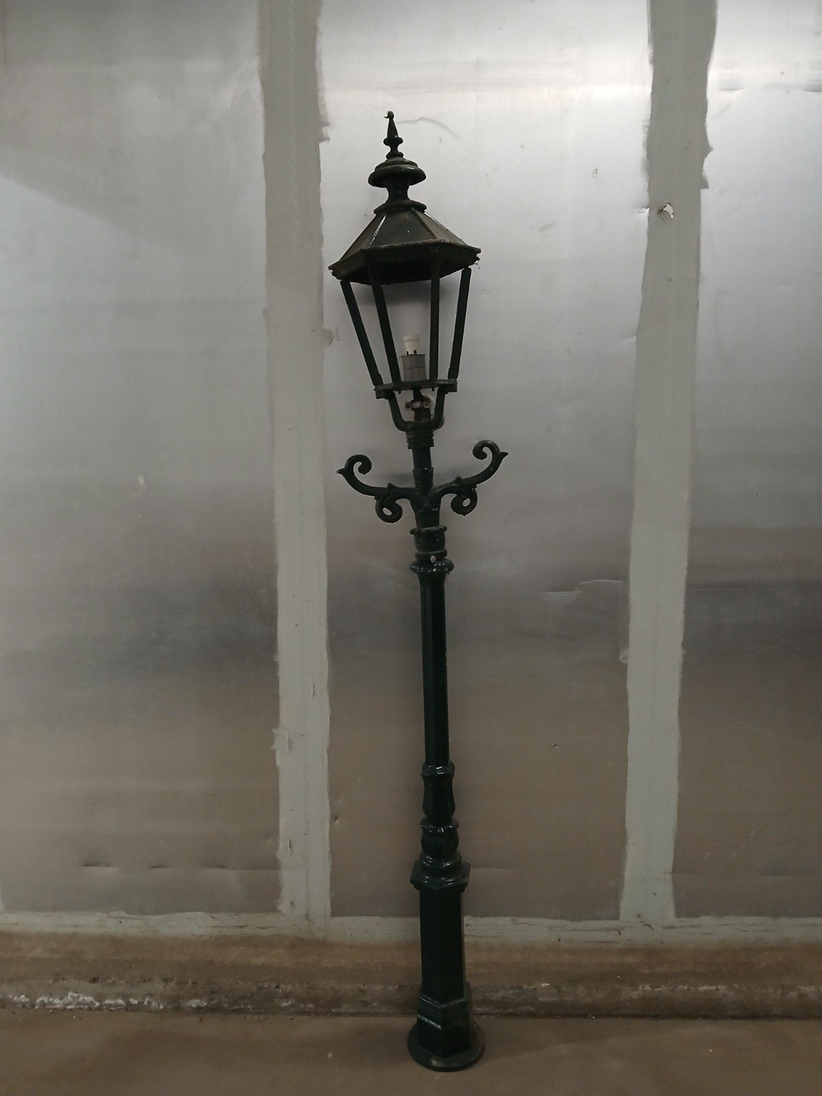 Antieke gietijzeren lantaarnpaal - 235cm hoog, Ophalen