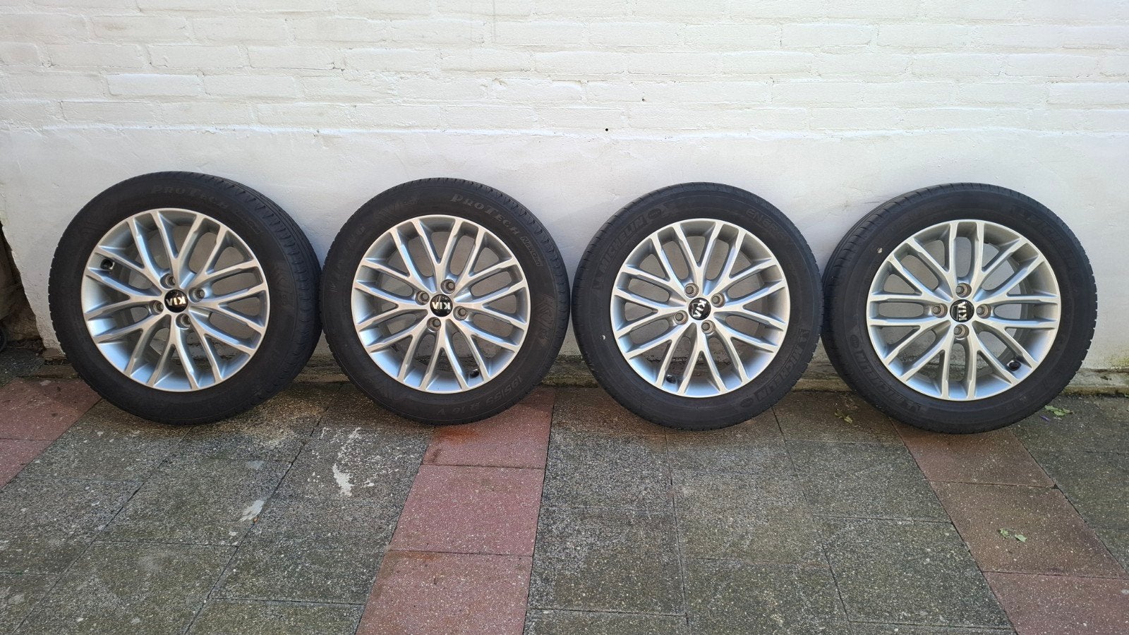 Kia 16 inch velgen met zomerbanden - 205/55 R16, Auto-onderdelen, Banden en Velgen, Gebruikt, 16 inch, Banden en Velgen, Personenwagen