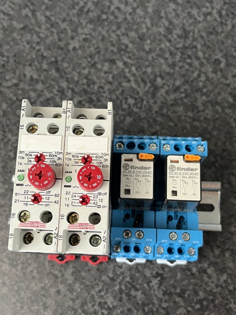 2 Saia-Burgess tijdrelais IS-60H + 2x Finder  relais, Ophalen of Verzenden, Gebruikt