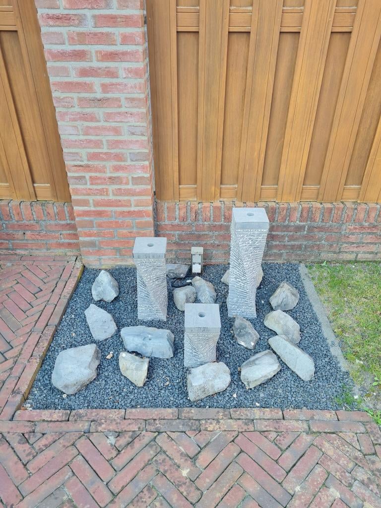 Waterpartij 3 gedraaide doorboorde bielzen, natuursteen., Ophalen of Verzenden, Gebruikt, Waterornament