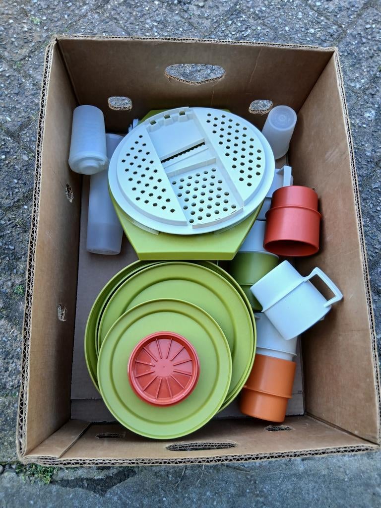Tupperware partij doos vol prima staat schalen bekers rasp, Ophalen of Verzenden, Zo goed als nieuw, Wit, Schaal