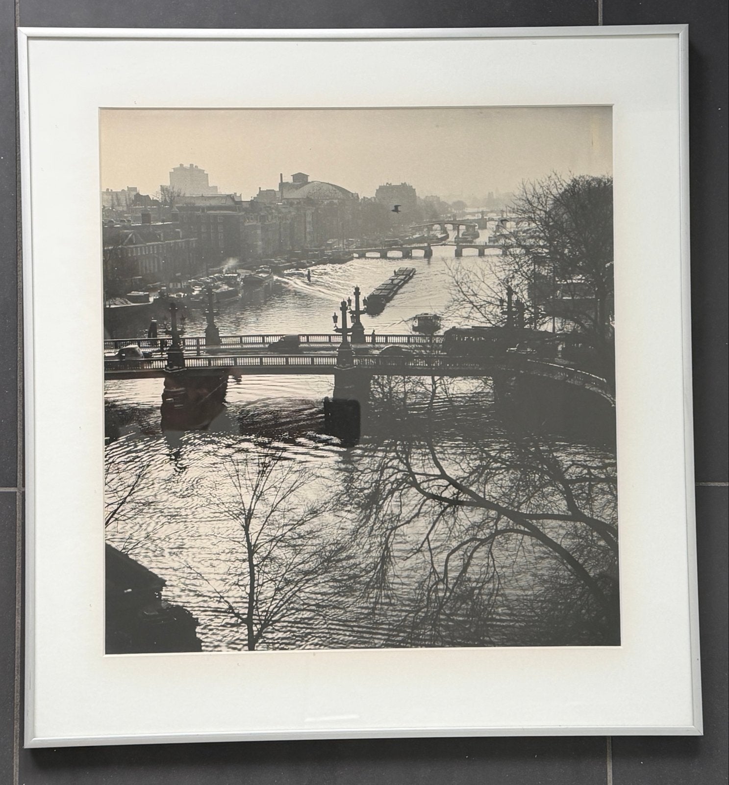 Cas Oorthuys - Zicht op Carré vanaf de Amstel, Ophalen of Verzenden, Foto, Fotografie, Ingelijst