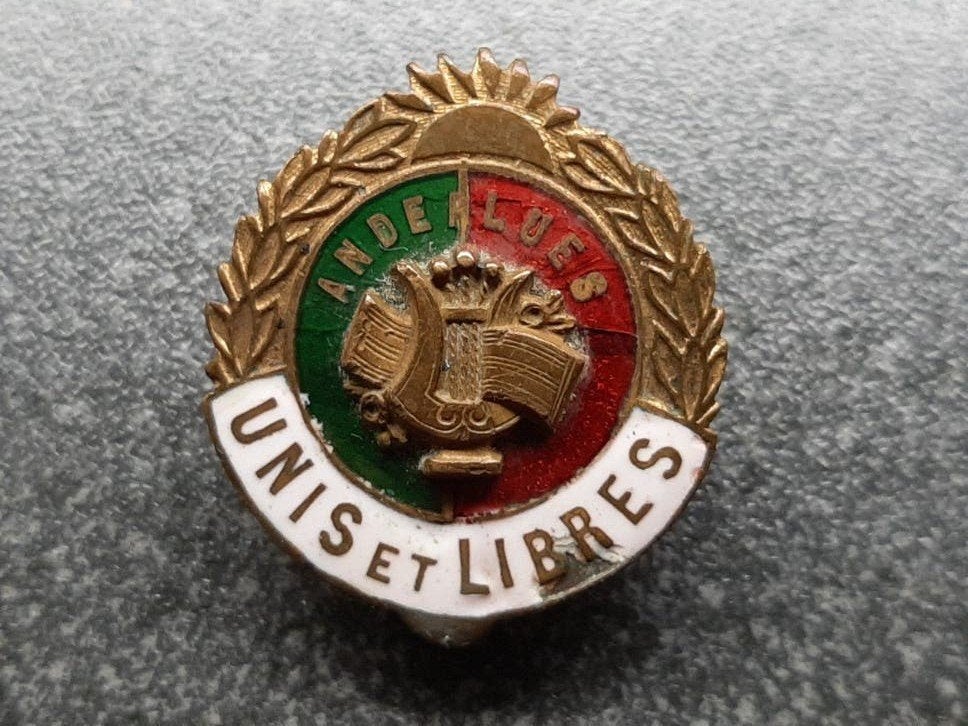 broche met opschrift/ Anderlues  Unis et Libres  26x23mm., Ophalen of Verzenden