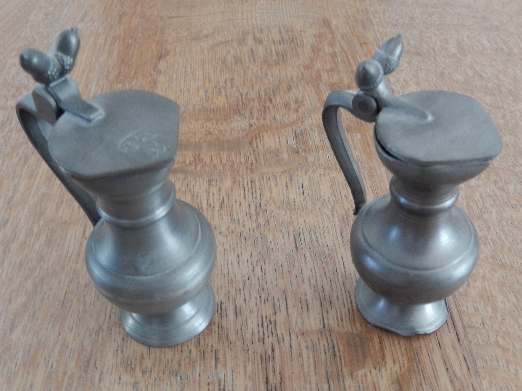 2 Tinnen eikeltjeskannen engeltjes tin, Ophalen of Verzenden