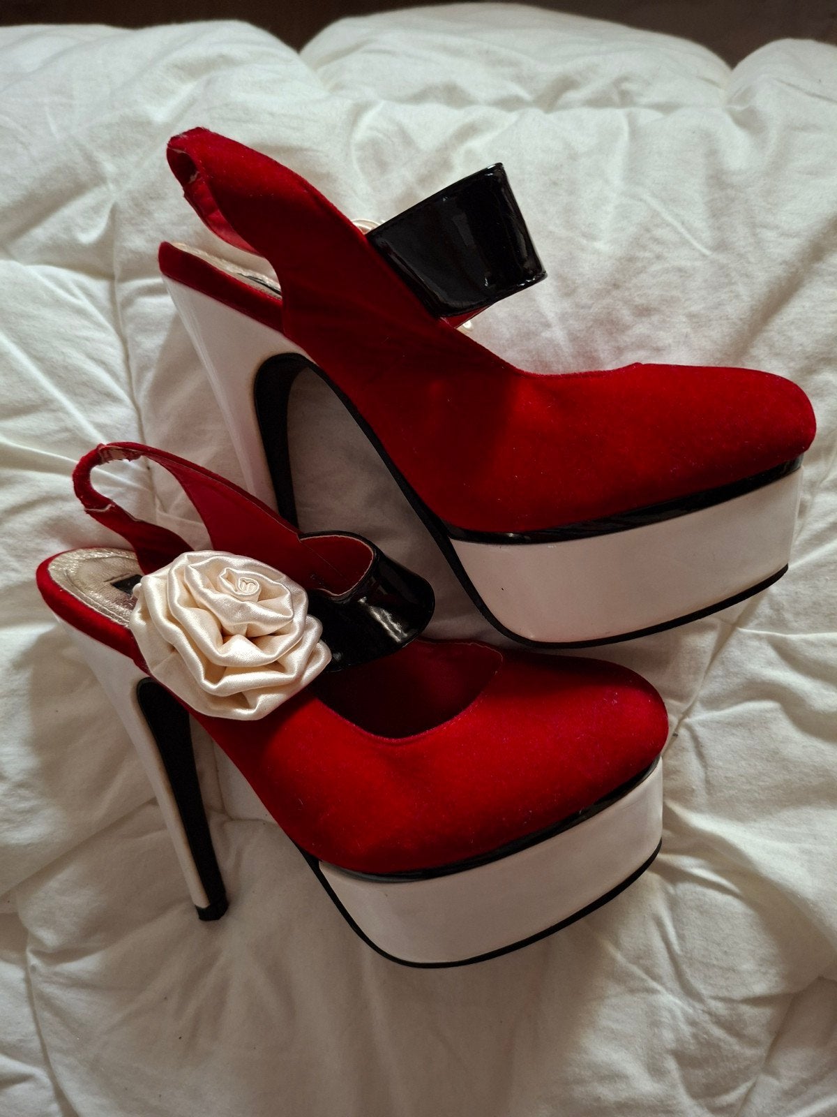 Rode fluwelen plateauhakken met bloemdetail - Maat 36, Ophalen of Verzenden, Schoenen met hoge hakken, Rood, Onbekend