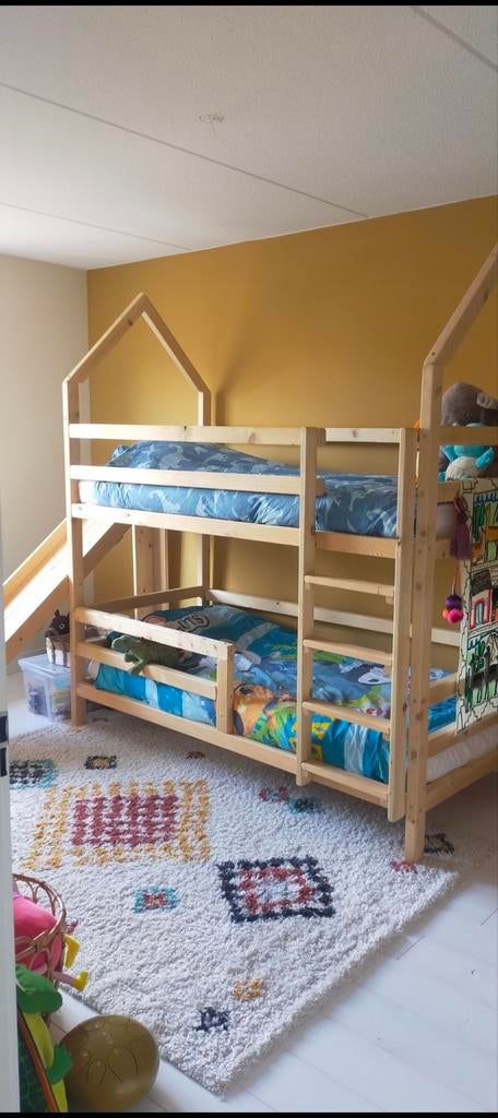Houten stapelbed met dakje en glijbaan, Kinderen en Baby's, Kinderkamer | Stapelbedden en Hoogslapers, Ophalen, Gebruikt, Stapelbed