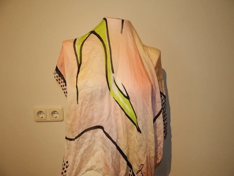 Jimmy Choo zijde shawl afbeelding print merk in de stof, Kleding | Dames, Mutsen, Sjaals en Handschoenen, Verzenden, Maat 46/48 (XL) of groter