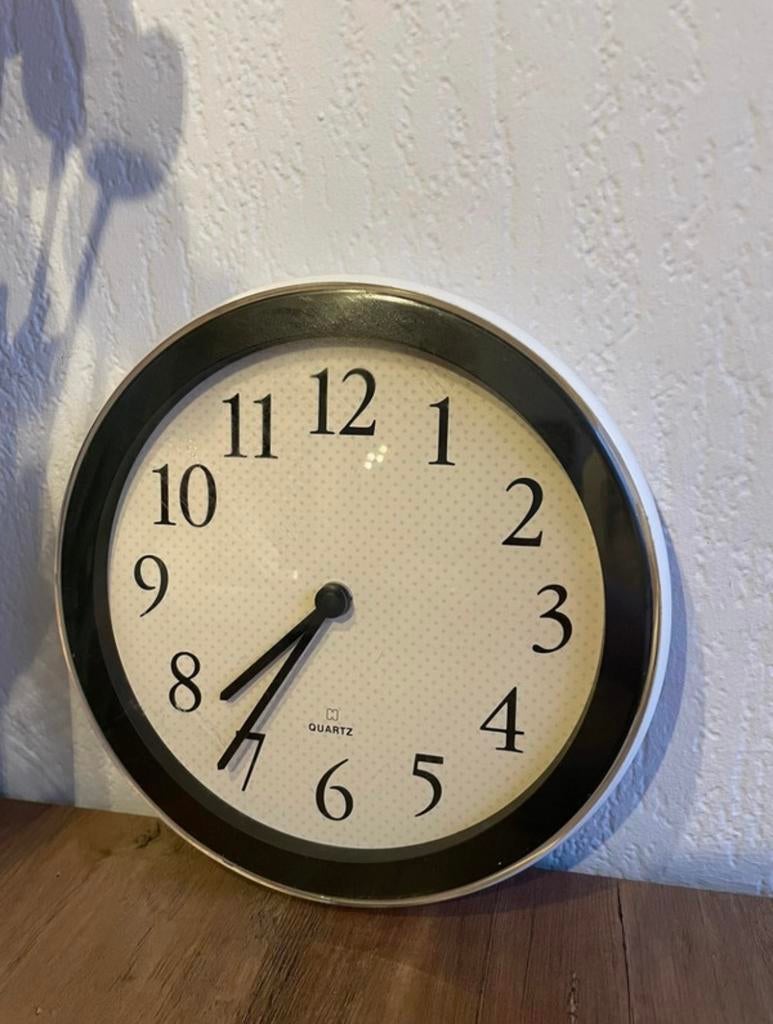 Retro wandklok HEMA, Ophalen of Verzenden, Zo goed als nieuw, Analoog, Wandklok