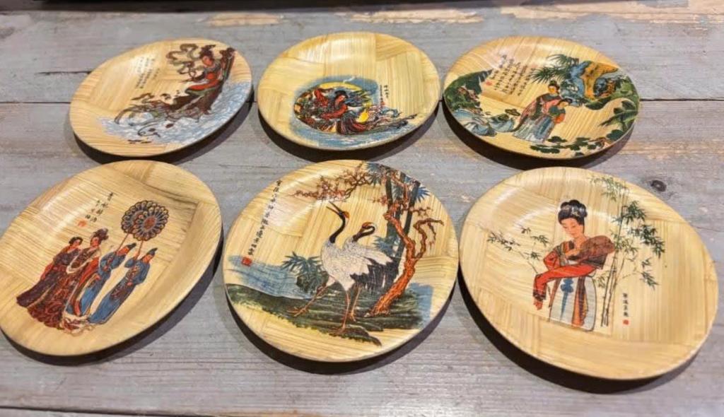 Zes bamboehouten onderzetters met afbeeldingen (dia. 11cm ), Ophalen of Verzenden, Zo goed als nieuw, Glas of Kopje