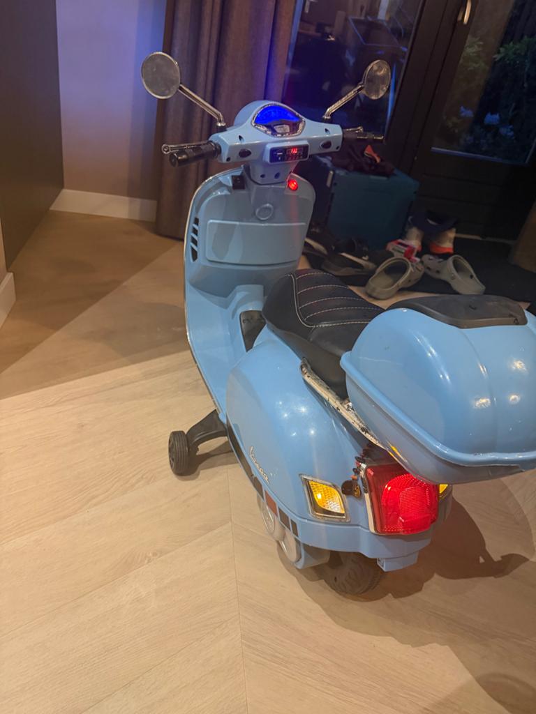 Kinder mini Vespa scootertje elektrisch - incl oplader, Kinderen en Baby's, Speelgoed | Speelgoedvoertuigen, Gebruikt, Ophalen