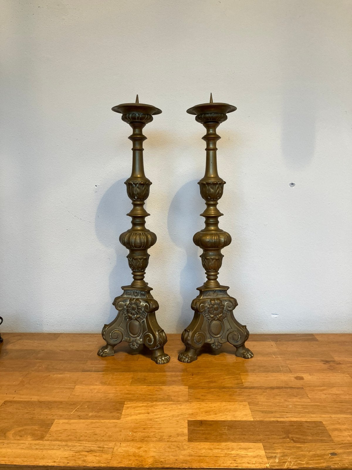 2  grote oude messing kandelaars. 63 cm hoog. Uit een kerk ?, Ophalen of Verzenden, Koper of Brons