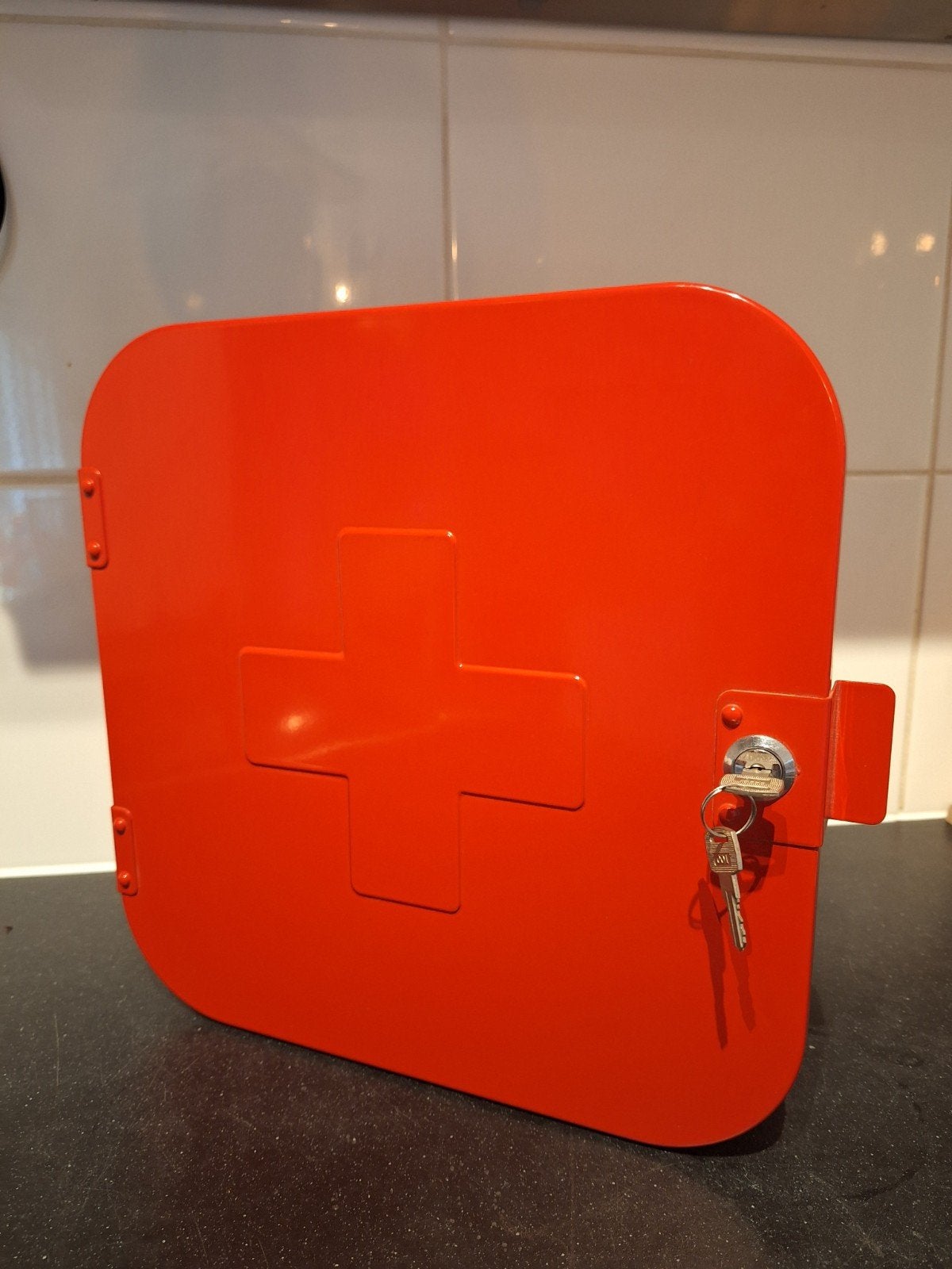 IKEA GUNNERN medicijnkastje rood met sleutel, Ophalen, Zo goed als nieuw