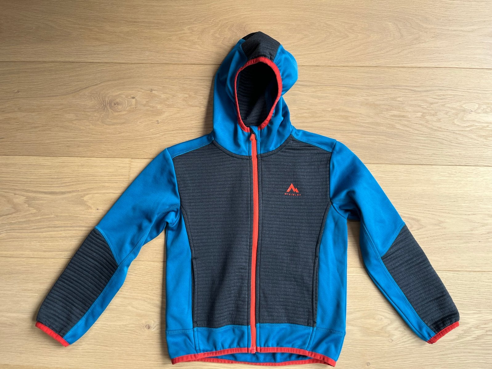 McKinley vest met capuchon, maat 128, Ophalen of Verzenden, Zo goed als nieuw, Jongen of Meisje, Trui of Vest