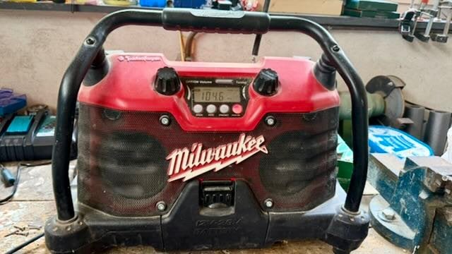 Milwaukee JSR 1228 Bouwradio - Robuust en Betrouwbaar, Ophalen of Verzenden, Gebruikt