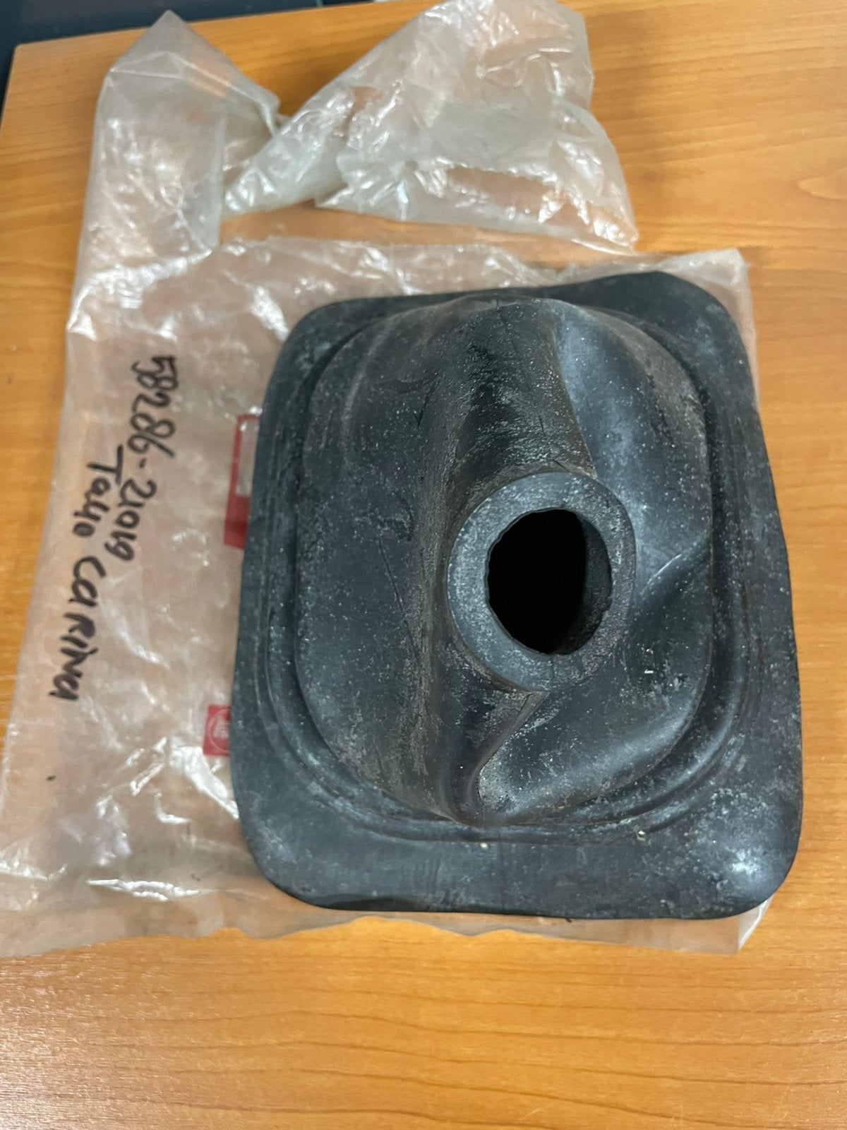 Toyota carina ta40 pookhoes nieuw 58286-21010, Ophalen of Verzenden, Nieuw
