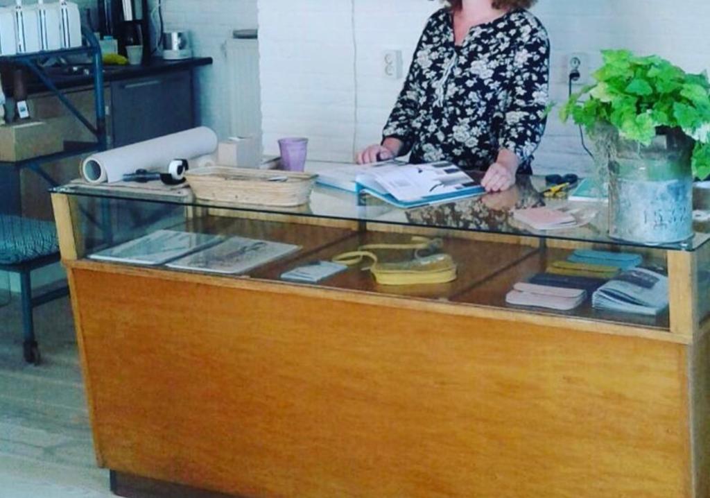 Unieke Vintage toonbank met vitrine en lades, Ophalen, Overige typen