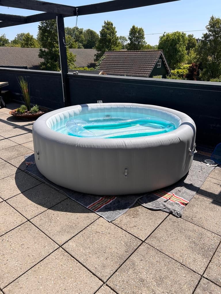Opblaasbare Jacuzzi - Perfect voor ontspanning!, Tuin en Terras, Bubbelbaden en Hottubs, Zo goed als nieuw, Opblaasbaar, Filter