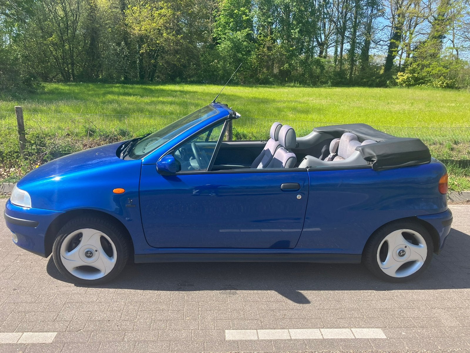 Fiat Punto 1.6 ELX Cabrio 1996 Blauw, Voorwielaandrijving, 1581 cc, Elektrische ramen, 40 €/maand