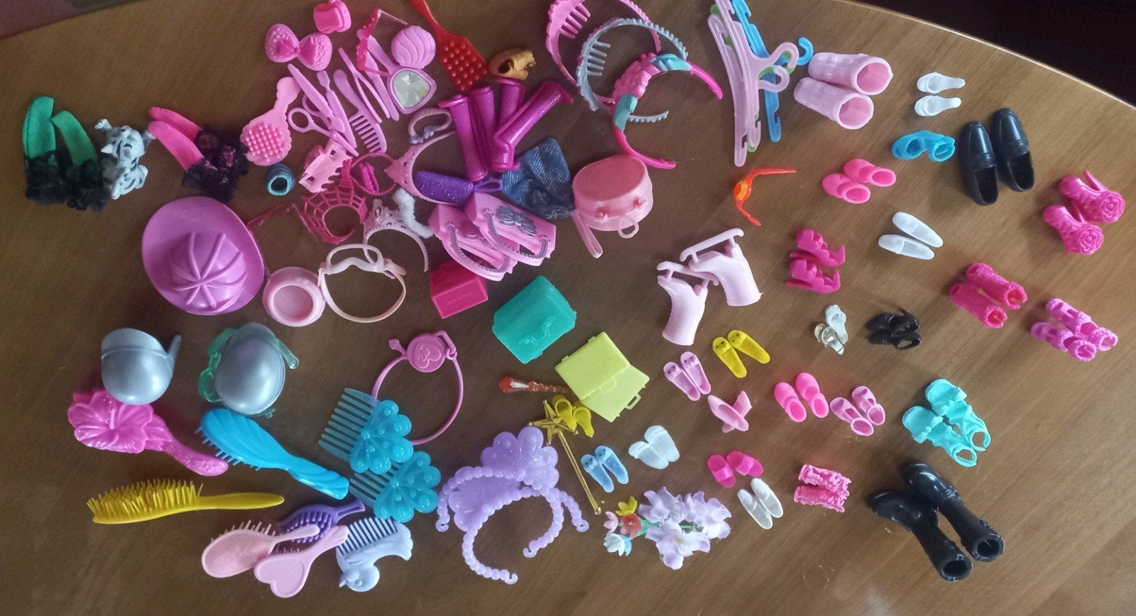 Grote set Barbie accessoires: schoenen, tassen, borstels, Ophalen of Verzenden, Gebruikt, Barbie