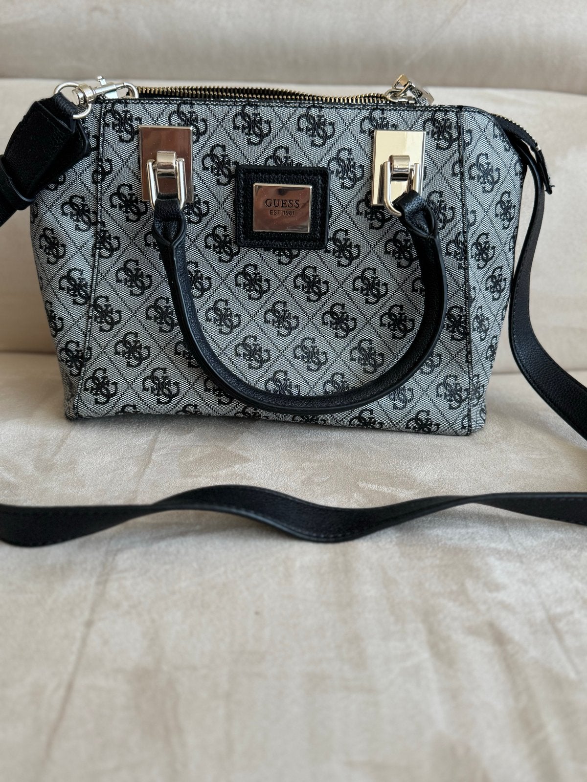 Guess handtas zwart/grijs met monogram patroon, Ophalen of Verzenden, Zo goed als nieuw, Zwart, Handtas