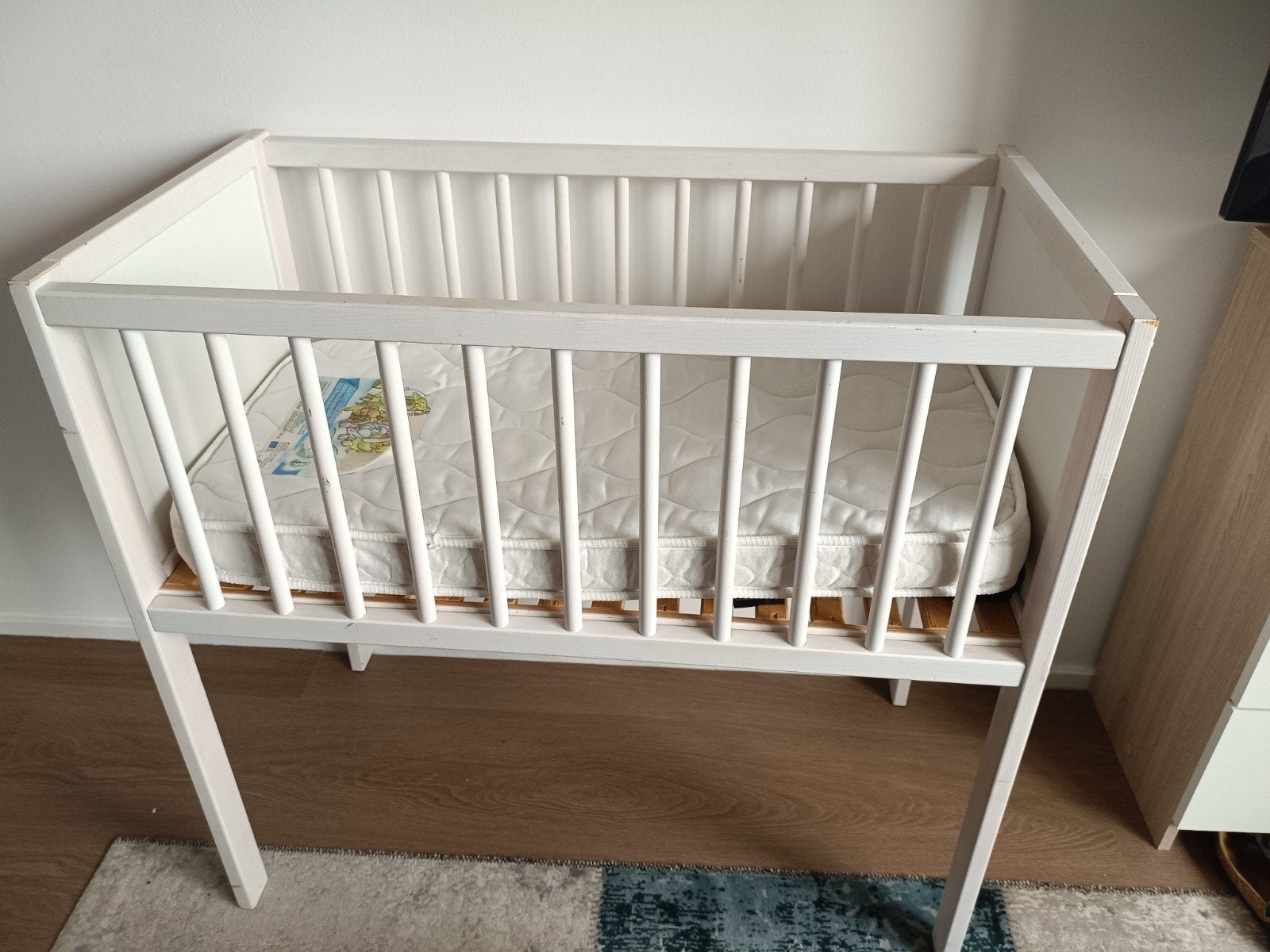 Wit houten wiegje met matras, Kinderen en Baby's, Babywiegjes en Ledikanten, Ophalen, Zo goed als nieuw, Wieg