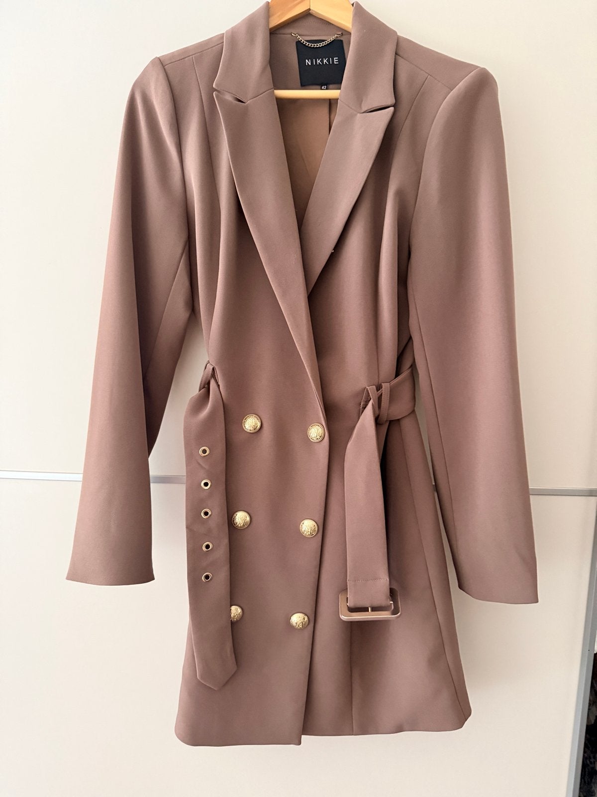 Nikkie blazerjurk met gouden knopen en ceintuur, Kleding | Dames, Jurken, Zo goed als nieuw, Maat 42/44 (L), Bruin, Boven de knie