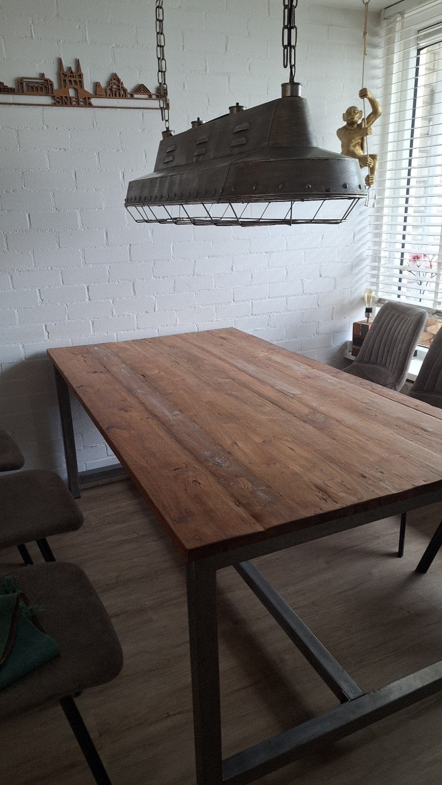 Robuuste eettafel met houten blad en metalen onderstel, Industrieel, Landelijk, 50 tot 100 cm, Zo goed als nieuw, 150 tot 200 cm
