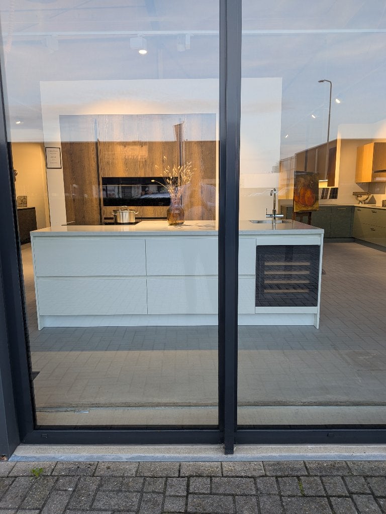 Showroomkeuken greeploos wit en houten kastenwand, Huis en Inrichting, Ophalen, Wit, Overige typen, Nieuw