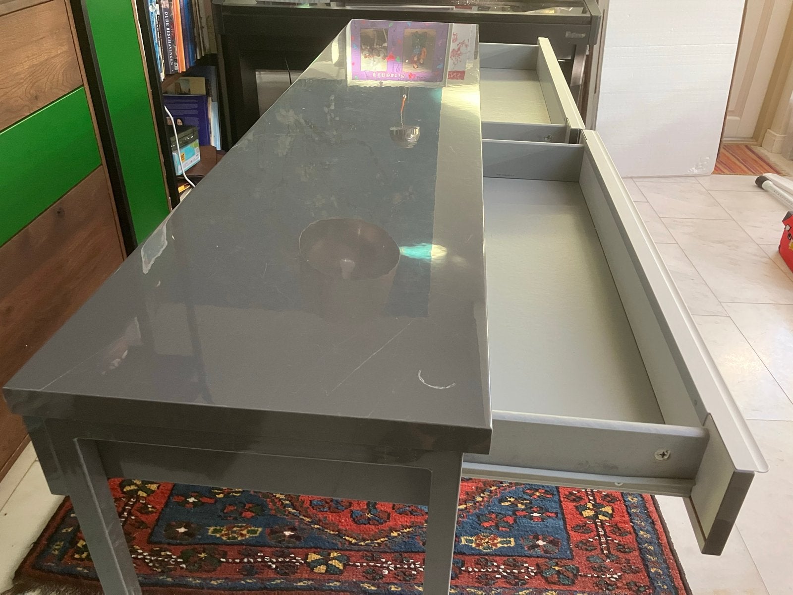 Hoogglans Ikea bureau met lades, Ophalen, Gebruikt