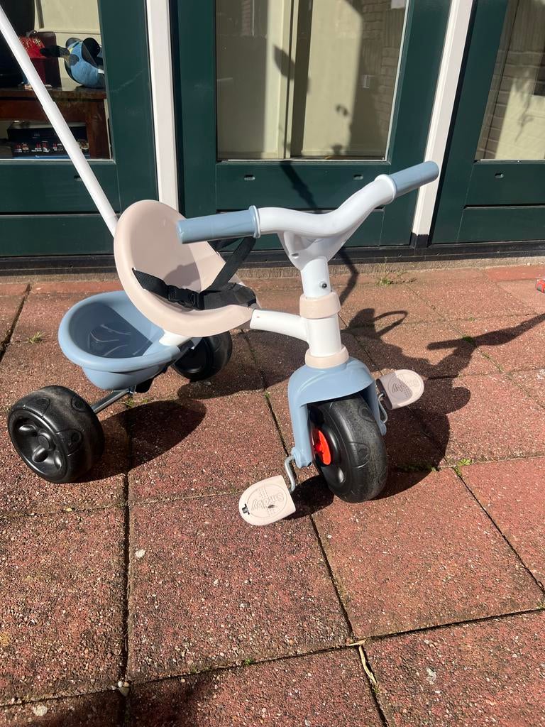 Smoby Driewieler met Duwstang en Veiligheidsgordel, Fietsen en Brommers, Fietsen | Driewielers, Ophalen, Zo goed als nieuw, Duwstang