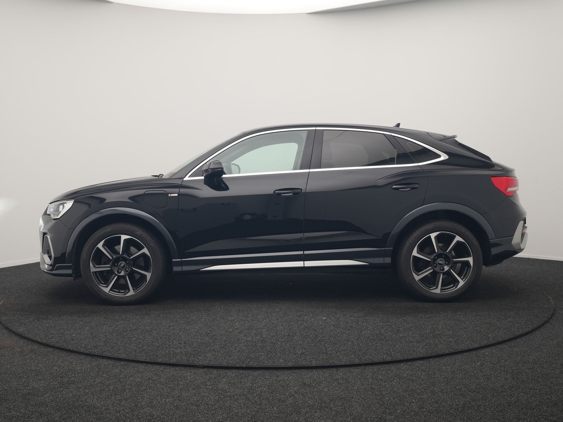 Audi Q3 Sportback 45 TFSI e 2x S Line PHEV 245pk Dealer O.H., Auto's, Dealer onderhouden, Gebruikt, Zwart, Leder en Stof