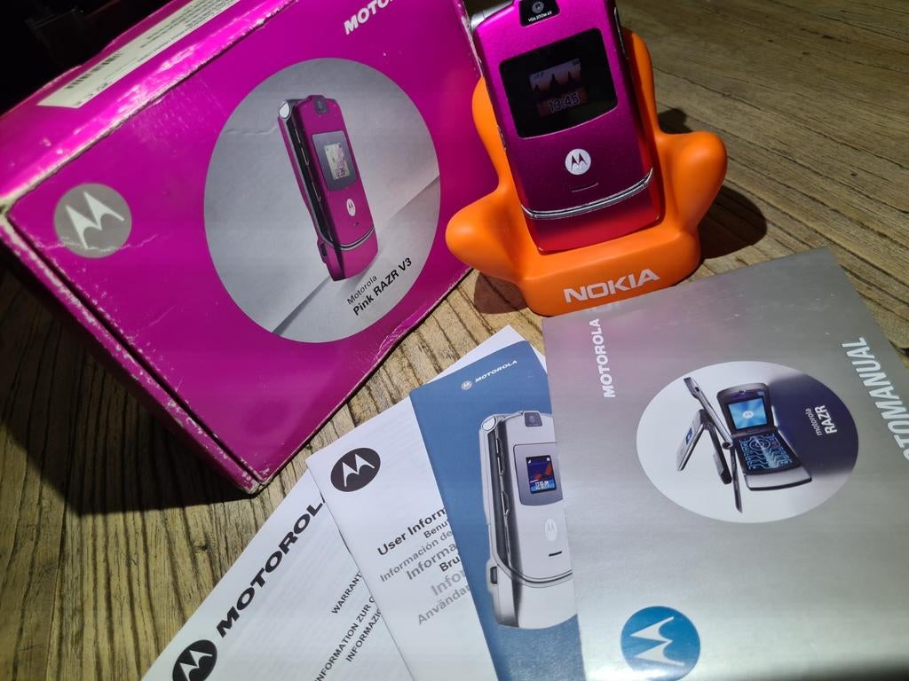 Motorola V3 paars/pink, compleet met doos, Ophalen of Verzenden, 6 megapixel of meer, Inklapmodel, Fysiek toetsenbord