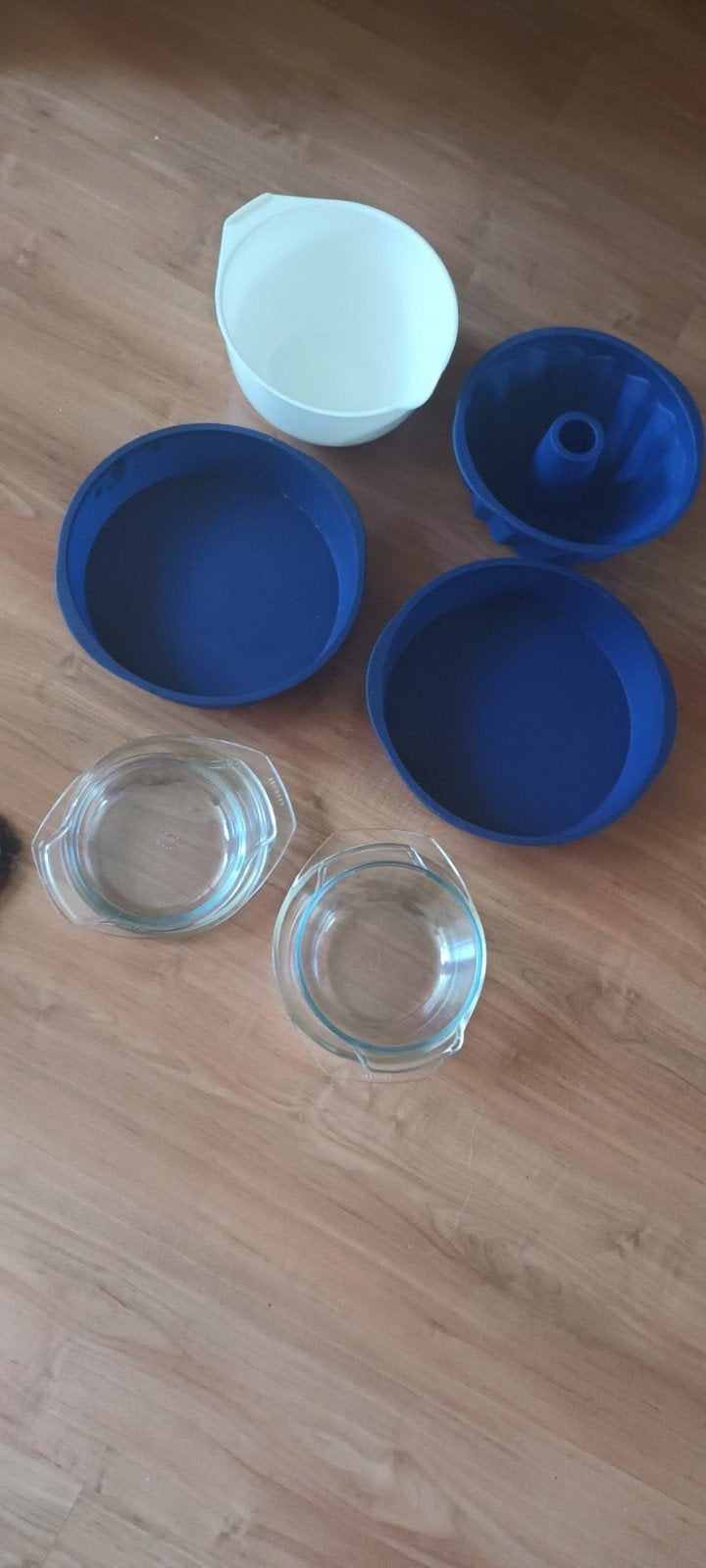 Vuurvaste schalen, siliconen bakvormen, beslagkom 7,50 Euro, Ophalen